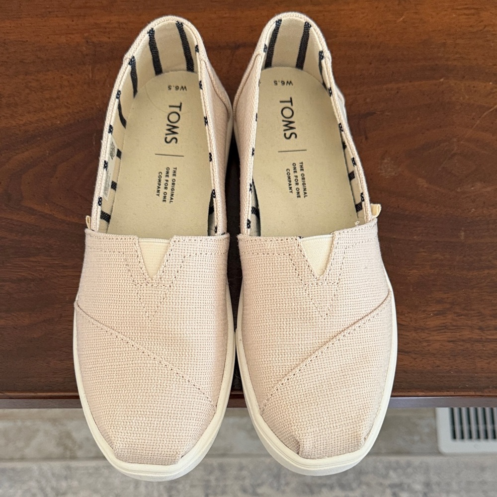 Toms Women's Slip-On Flats in tan canvas